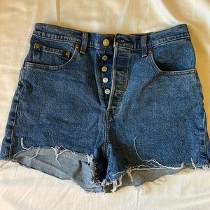 Levi ribcage Jean shorts size 31